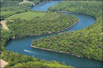Partons dès maintenant pour une autre rivière tout aussi jolie que les précédentes. On dit que c'est l'un des plus beaux cours d'eau de/des ________, mais aussi de France tout court ! C'est bien de l'Odet dont il est question. Il prend sa source près du village de Saint-Gozaec puis termine sa course 62 kilomètres plus loin, à proximité de la station balnéaire de Bénodet.