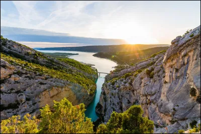 Prenons maintenant un peu de plaisir à se baigner parmi les eaux paradisiaques - non, non : je n'exagère pas - du Verdon. Ses gorges de Provence très prisées en font un haut lieu touristique en France. Ce cours d'eau long de 175 kilomètres prend sa source dans le massif des Trois-Évêchés. Dans quel cours d'eau affluent du Rhône va se jetter le Verdon ?
Indice : il porte le nom d'une vallée.