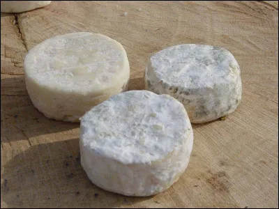 Nous voici dans une petite ville du Rhône connue pour son fromage de chèvre au lait cru, nommé "Rigotte" :