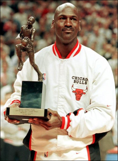 C'est Michael Jordan, avec ses 6 titres de MVP, qui détient le record NBA.