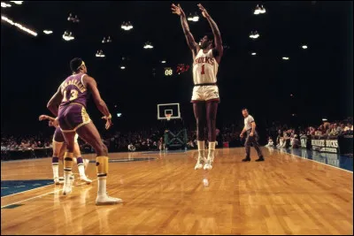 Ce n'est ni Wilt Chamberlain avec ses 50 points et 25 rebonds de moyenne par match, ni Oscar Robertson et son triple-double de moyenne, qui remporta le MVP lors de la saison 1961-62.