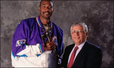 En remportant le titre de MVP lors de la saison 1998-99, Karl Malone est le joueur le plus vieux à l'avoir gagné.