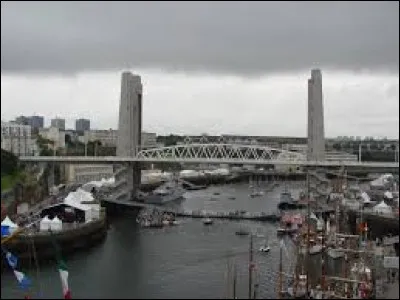 Le pont de Recouvrance est un pont levant long de 88 mètres, situé à Brest.
