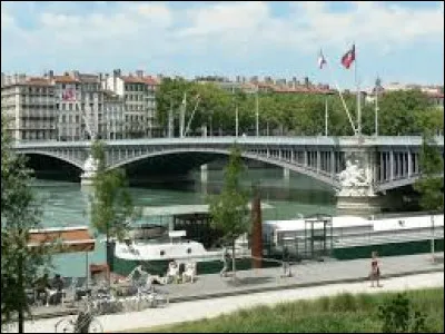 Sur la photo, vous pouvez voir le pont Lafayette, situé à Lyon.