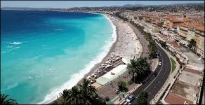 La promenade des Anglais est une avenue longeant le bord de mer dans la baie des Anges, située à Nice.