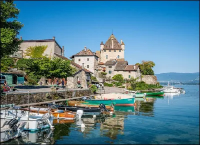Au bord de quel lac, ce village fortifié est-il situé ?
