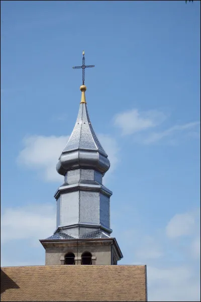 Autre lieu chargé d'histoire : l'église dédiée à saint Pancrace, du XIe ou du XIIe siècle, qui a été transformée à plusieurs reprises.
Quelle est la particularité de son clocher actuel ?