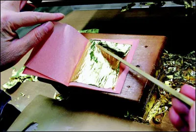 Autre particularité de cette église : deux éléments, la flèche et le coq ! Dorés, ils brillent de mille feux sous le soleil. Pourquoi ?