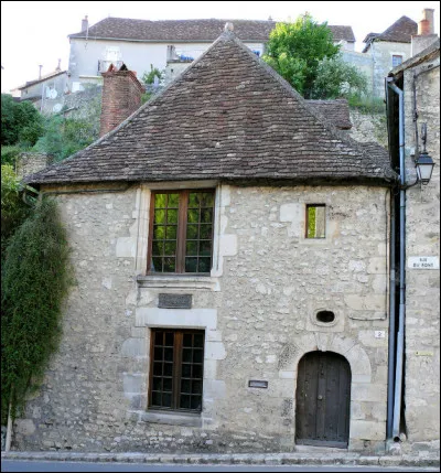 Faisons passer quelques 4 siècles. Un chevalier breton très connu passe par là, et paf ! assiège et prend le château : faut dire que c'est la guerre . Qui était ce guerrier ?