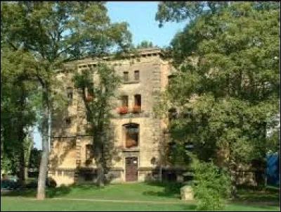 Lors d'une de mes escapades, j'ai passé une nuit à l'auberge de jeunesse de Thionville, une des villes les plus proches de la frontière luxembourgeoise. 
Dans quel département se trouve-t-elle ?