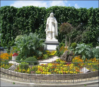 Rien ne sert de courir pour trouver le bon département, il suffit d'identifier la ville natale de ce statufié célèbre qui fait la fierté des Castrothéodoriciens...