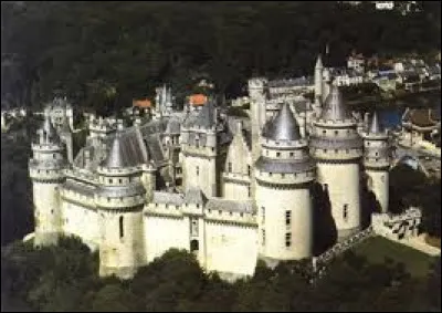 En lisière de la forêt de Compiègne se trouve le château de Pierrefonds, un haut lieu du tourisme de...