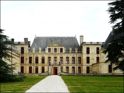 Au Japon, quel nom portait la courtisane qui vivait dans les quartiers de plaisir ?