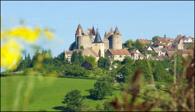 Continuons notre escapade avec le village de Châteauneuf, en Côte-d'Or. Cette jolie petite commune de Bourgogne est l'une des plus connues de sa région et présente une vraie douceur de vivre à trouver parmi ses rues charmantes et sa cité médiévale. C'est une bourgade d'environ...Indice : un nouveau film de 2020, nommé "Été ____" ; c'est aussi le numéro de la Vendée.