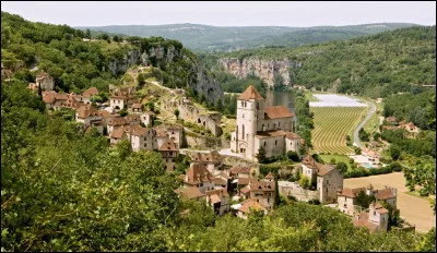 Nous voici maintenant à l'autre bout de la France, dans la région du Midi-Pyrénées. Je parle bien sûr de Saint-Cirq-Lapopie. Ne comptant pas moins de 13 sites historiques sur sa surface, ce petit village de l'époque médiévale a été nommé "Village préféré des Français" en...
Indice : selon certains, c'était l'année de l'apocalypse.