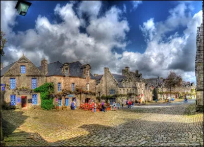Nous voici maintenant en route pour le village de Locronan. C'est une petite commune dont on entend souvent parler en tant que l'un des plus beaux villages français. Garanti 100% de sa région, il est classé depuis 1924 sur la liste des monuments historiques. Quelle est sa région ?