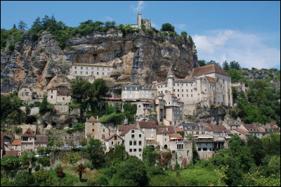 Partons maintenant à la recherche de Rocamadour, un village du Lot ! C'est l'un des plus connus en France. Il est renommé pour sa cité religieuse, accessible par un grand escalier. Ce village est très touristique. Ce petit bourg est situé sur une falaise. Mais le rocamadour est aussi un(e)...