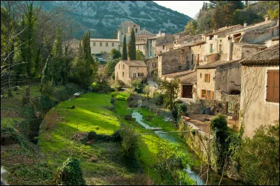 Notre nouvelle étape se dessine à présent autour du fameux village de Saint-Guilhem-le-Désert situé au Languedoc-Roussillon, en Occitanie. Peut-être la moins connue de ce classement, cette bourgade est visible près de fameuses gorges au Massif central formées par...
Indice : un fleuve long de 148 kilomètres qui donne son nom au département numéro 34.