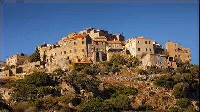 Nous partons maintenant à la découverte de l'un des villages les plus splendides et somptueux de Corse. Je parle de Sant'Antonino. Un village typiquement corse ! Situé sur un bloc de granit, il aurait été construit au XIIe siècle. Son surnom est...
Indice : l'un des symboles d'un pays très connu.