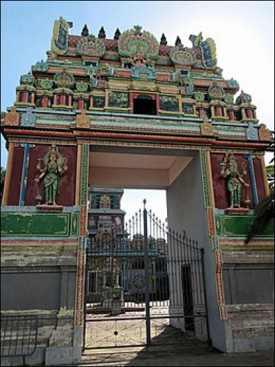 Outre-mer, La Réunion - Le Temple Narassingua Peroumal. Pour quelle religion ce temple a-t-il été construit ?Indice : Inde