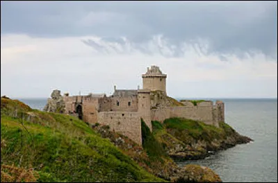 Bretagne - Le Fort la Latte dans les Côtes-d'Armor. En quelle année l'électricité est-elle (enfin) arrivée à ce château ?
Indice : attentats du 11 septembre