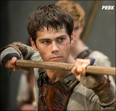 Dès son arrivée, Thomas entend crier. À qui sont ces cris ?