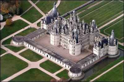 À vol d'oiseau, la préfecture du département de Chambord se situe à 14, 5 kilomètres de ce village qui est...
Indice : son code postal est le 41 000.