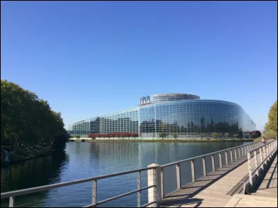 À l'opposé du pays voici la gare d'une belle ville du Grand Est, connue pour ses marchés de Noël.