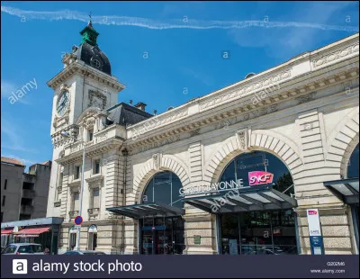 Et voici une jolie gare du Pays Basque. Mais dans quelle ville se situe-t-elle ?