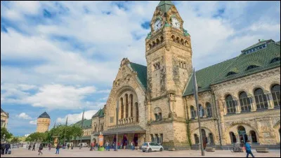 Nous remontons dans le Grand Est pour trouver une belle et imposante gare qui se trouve à...