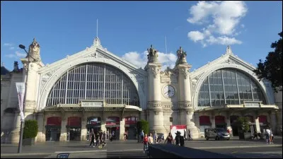 Voici un bâtiment assez original situé en Centre-Val-de-Loire, c'est...