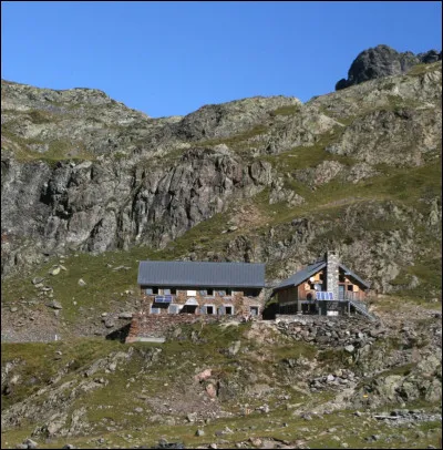 Nous avons encore longé de petits lacs que vous ne verrez pas, car le quiz serait trop long, avant d'apercevoir enfin, dans un paysage aride, le refuge de la Pra où l'on peut éventuellement :