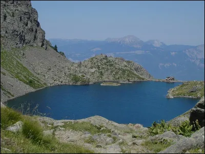 Pour le plaisir des yeux, je vous laisse admirer le paysage enchanteur de ce lac aux reflets turquoise, que l'on dominera sur le chemin du retour ponctué de pins à crochets :