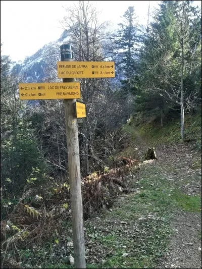 La pancarte nous indique que nous arrivons à notre point de chute, où des amis viendront nous chercher en voiture, après cette jolie promenade dans le massif de Belledonne. Il ne reste que 2 km, 3, et nous serons :