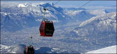 Comme nous sommes un peu fainéants, après avoir hésité à passer par le lac des Pourettes, nous avons choisi de prendre la télécabine, pour profiter de la vue féérique sur la vallée et la ville :