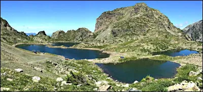 Arrivés à la Croix de Chamrousse (2252 m) nous prenons, sur notre gauche la direction de ces lacs de couleur vert émeraude, accessibles en descendant un sentier escarpé. Ils portent un nom qu'un dictionnaire vous aiderait à trouver !