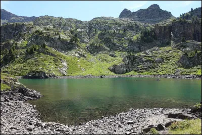 À travers les vallons verdoyants, nous nous acheminons vers ce lac tranquille aux eaux limpides :