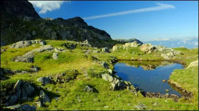 Après avoir marché encore un peu, nous parvenons au lac suivant dont la clarté de l'eau nous laisse deviner le nom :