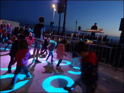 Où pouvez-vous retrouver cette petite place animée surtout l'été ?