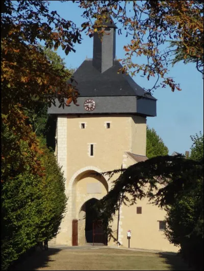 Dans quelle ville de France peut-on trouver cette tour de l'horloge réhabilitée suite à son effondrement en 2014 ?
