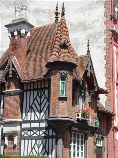 Dans quelle ville de Normandie peut-on trouver cette maison pittoresque en pleine rue marchande ?