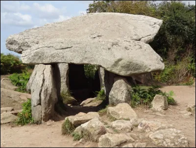 Dans quel département peut-on retrouver des dolmens tels que celui-ci ?
