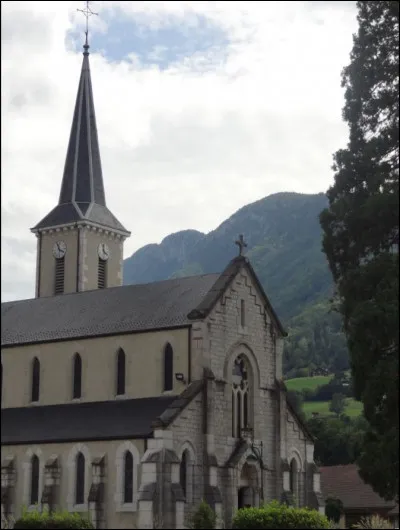 Toujours vers Annecy, dans quelle commune cette église est-elle située ?