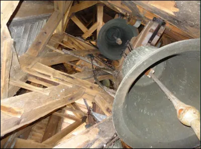 Enfin, je vous embarque dans le clocher de l'église de Château-Renault, combien pesaient en tout les cloches que j'avais au-dessus de la tête ?