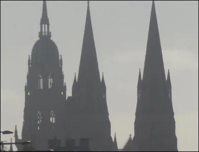 Reconnaissez-vous le monument à son ombre ?