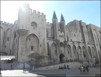 Comment s'appelle ce monument situé à Avignon ?