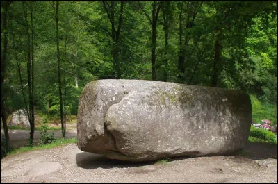 La légende dit que c'est peut-être cette "Roche Tremblante" que [qui donc ?] lança du rivage breton jusqu'ici, n'ayant reçu de ses hôtes qu'une pauvre bouillie de blé noir !