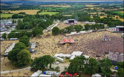 À moins de tendre vraiment l'oreille, vous ne percevrez pas - en tous cas pas en 2020 - les flonflons du festival qui a lieu à Carhaix-Plouguer, à15 km d'ici ! Comment l'appelle-t-on ?