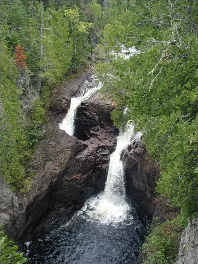 Pourquoi la chute d'eau « bouilloire du diable » située dans le Minnesota se nomme-t-elle ainsi ?