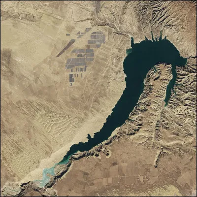 Quel fleuve traverse la province de Qinghai en Chine, coupé par le barrage de Longyangxia ?